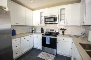 Bright home with patio and backyard in Crestwood - Image 5