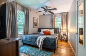 Vulcan View B- King Bed/Private Parking/Patio/WiFi - Image 4