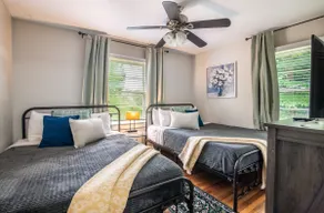 Vulcan View B- King Bed/Private Parking/Patio/WiFi - Image 2