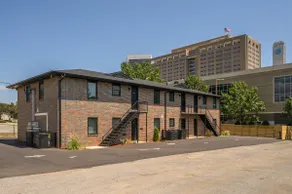 Central Suite E - 2 BedroomsKing BedParking - Image 3