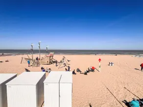 Appartment with beach cabine and parking - Image 2