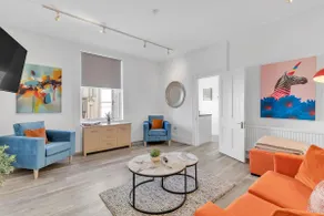 City Chic Townhouse By My Getaways - Image 2
