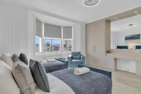 City Chic Townhouse By My Getaways - Image 5