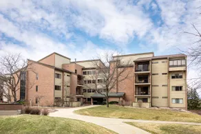 Valleyview Swing & Stay| balcony & king bed - Image 3