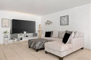 Family Home With Pool Near to The Airport and Solar Panel - Image 2