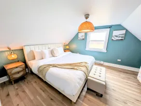Sea Breeze Cottage - Hot Tub, up to 12 Guests! - Image 3