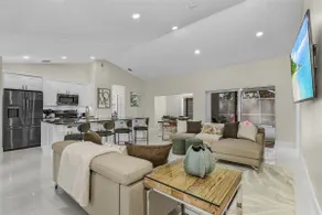 Huge 5BR • Heated Pool, BBQ, 3 Suites • Nr Beaches - Image 4