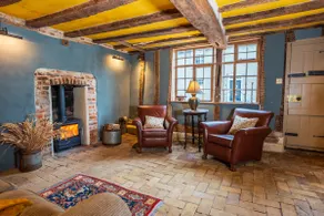 Cosy & charming medieval 'Bumble Cottage' - Image 2