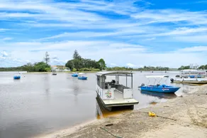 Bradman Ave Gem - River Views & Outdoor Activities - Image 3