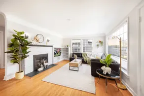 Modern 2br Retreat W Maple Leaf Uw&Park - Image 2