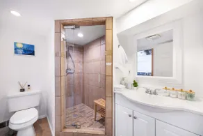 Artist 750sqft 2br Basement Maple Leaf Park - Image 5