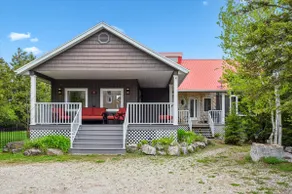 45 Degrees North Waterfront & Hot Tub - Image 3