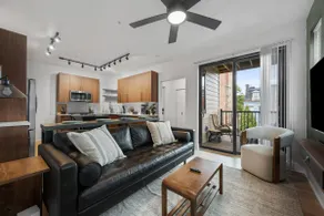Immaculate Double King Suite| 2 Decks| A+ Location - Image 2