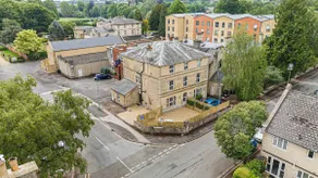 Luxury 3-Bed in Cirencester, Parking & EV Charger - Image 4