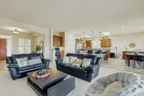 Cozy home with gas fireplace private hot tub & gas grill - in great neighborhood - Image 4