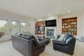 Cozy home with gas fireplace private hot tub & gas grill - in great neighborhood - Image 3