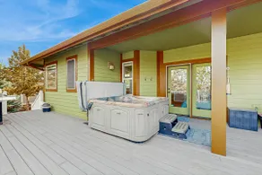 Cozy home with gas fireplace private hot tub & gas grill - in great neighborhood - Image 2