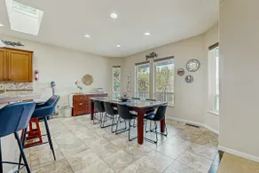 Cozy home with gas fireplace private hot tub & gas grill - in great neighborhood - Image 5