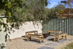 Large 5BR Retreat - Sleeps 10 - Outdoor Entertaining - Image 3