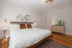 *New & Renovated* Charming Bungalow near DT Durham - Image 3