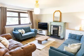 Spacious 4-Bedroom home with Garden & Parking - Image 3