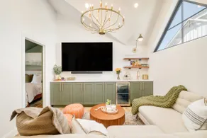 Luxe Designer Flat on Sloans Lake w/ Rooftop Deck - Image 4
