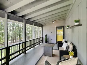 In The Middle | Pet-Friendly, Serene, Upgrades - Image 2