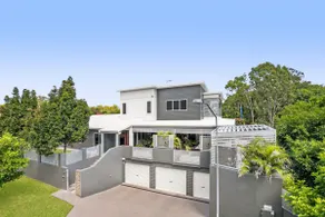 Spacious Tri-Story 4BR Home@Mt Ommaney Golf Course - Image 3