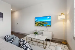 Fresh 1 BR Near Dallas Medical District + Parking - Image 2