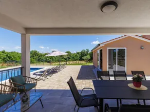 Villa Fortuna spatious villa for 8 guests with pool and garden Ferienhaus Istrien - Image 2