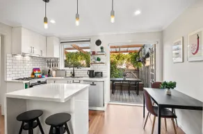 Family Friendly 3-Bed with Courtyard & Parking - Image 4