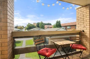 Family Friendly 3-Bed with Courtyard & Parking - Image 5