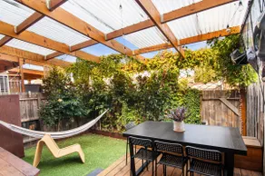 Family Friendly 3-Bed with Courtyard & Parking - Image 2