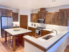 Best Location in Bend | Deschutes River & Old Mill - Image 2