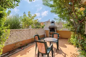 Pretty Bungalow With Private Garden - Image 4