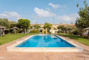 Pretty Bungalow With Private Garden - Image 2