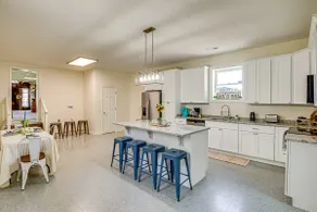 Pet Friendly Hollywood Cabin Apartment Near Lake - Image 2