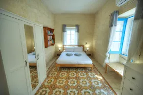 Traditional townhouse near seafront, roof terrace RTHE1-1 - Image 2