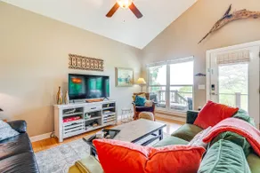 Views, Sunsets & Wildlife: Waterfront Gem in Texas - Image 5