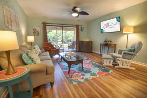 Coastal retreat with nature views - Image 4