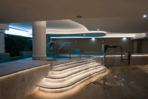Split-level apartment with spa & private rooftop - Image 4