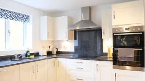Cozy 4-BR Brick House with Garden in Bedford - Image 3