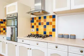 Contemporary 4BR Home | City Centre Access - Image 3