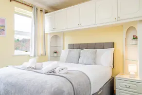 Contemporary 4BR Home | City Centre Access - Image 2