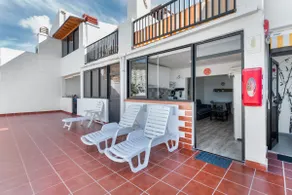 Charmant appartement de vacances adapté aux familles avec terrasse, internet haut débit et piscine | Vue plage | Proche de la plage | Parfait pour le travail à distance - Image 2