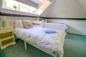 K Suites - Cozy Rural 3 bed House w/ free parking - Image 5