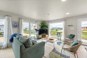 Beach Cottage Steps from Great Fishing Spots - Image 4