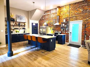 New Ultimate Downtown House-2 Apartments w/5 Bdrms - Image 4