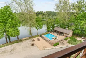 Views! LAKE Penthouse- 5 min to Landing & Downtown - Image 2
