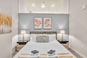 Luxe Flat w/ Heated Pool & Sauna • Gym•Heart of DT - Image 5